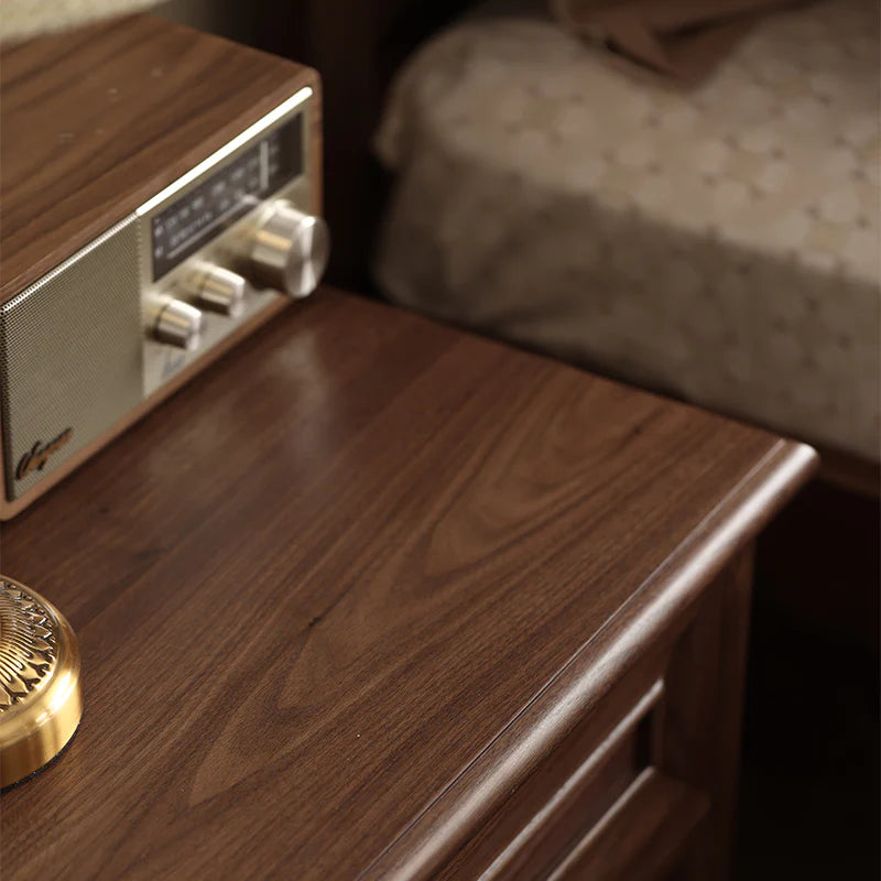 Elle Bedside