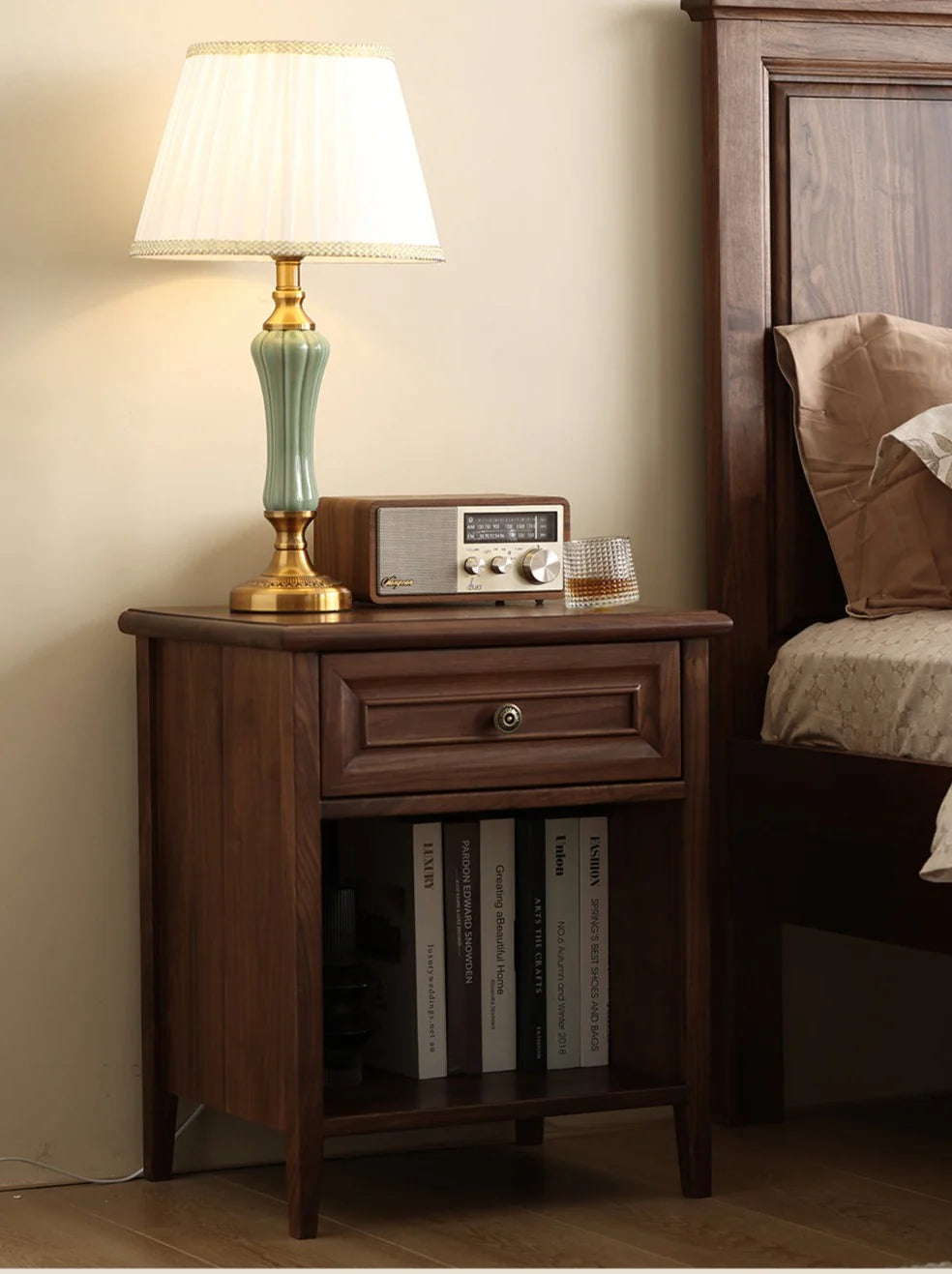 Elle Bedside