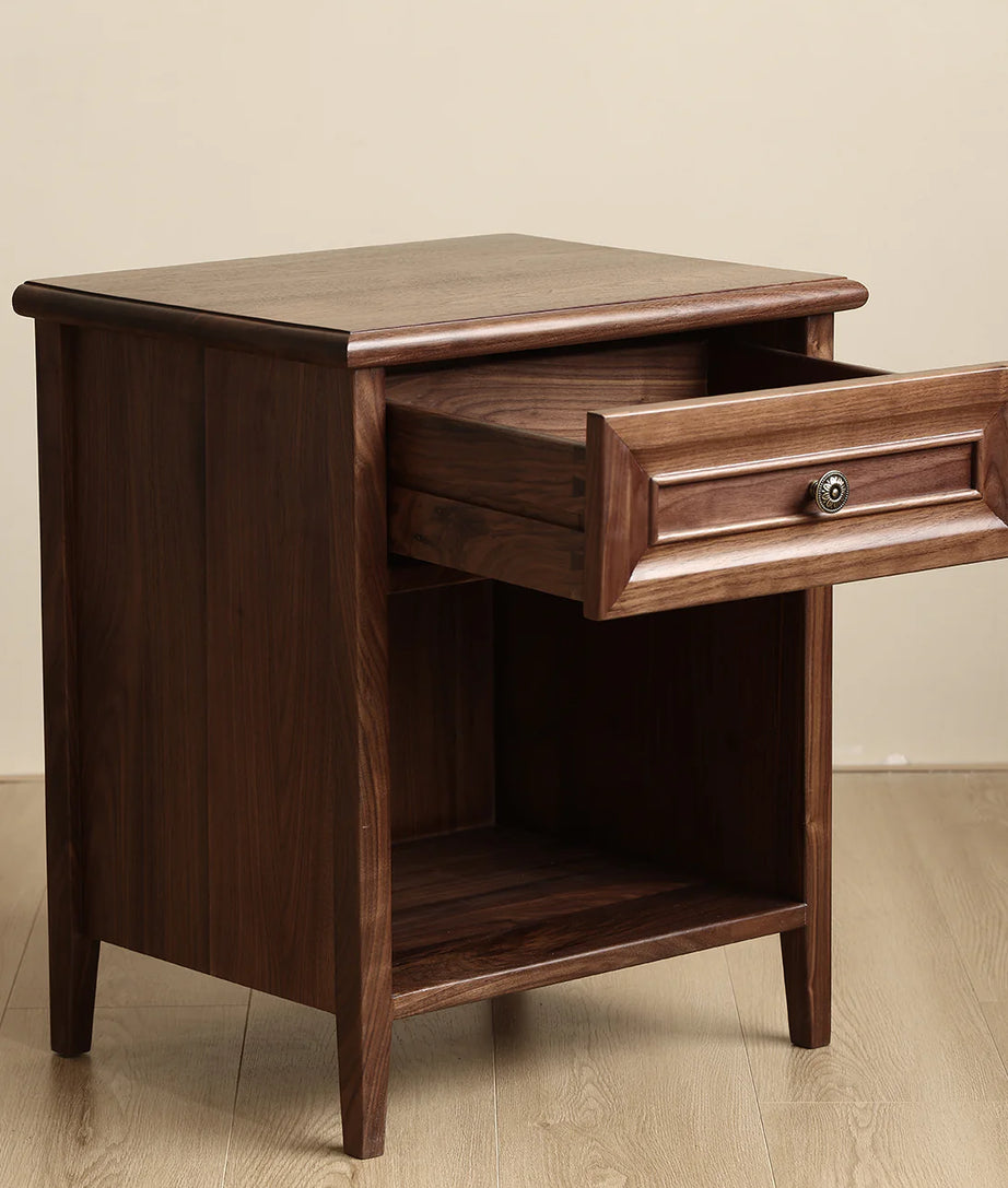 Elle Bedside