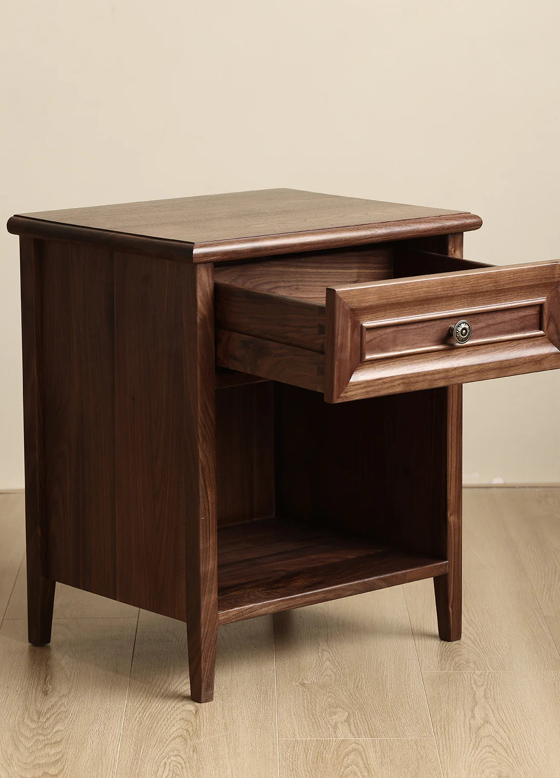 Elle Bedside