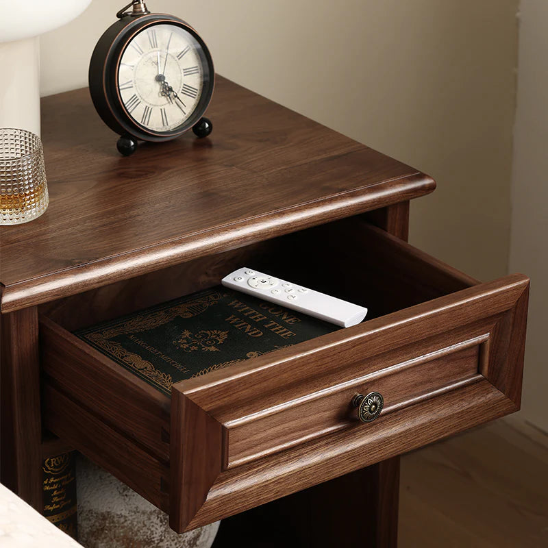 Elle Bedside
