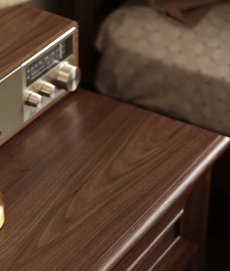 Elle Bedside